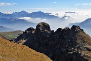 59 Dalla cresta di salita vista su Torrione di S. Giacomo e Pizzo di Giacomo